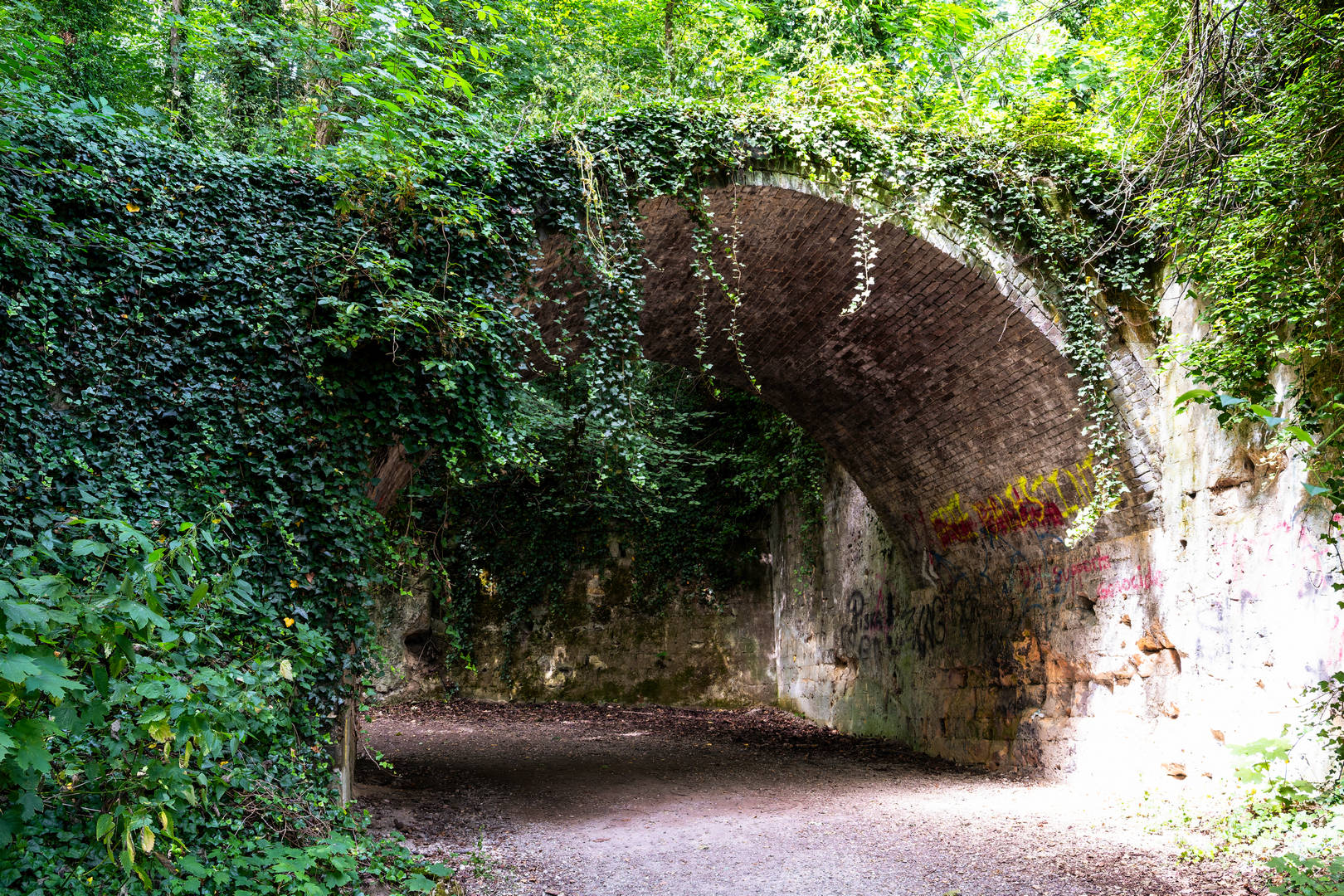 Passerelle de Caster et Montagne Saint Pierre